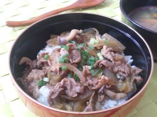 夏休みのお昼ご飯に♪『夏野菜牛丼』