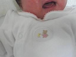 赤ちゃんの洋服の首もと