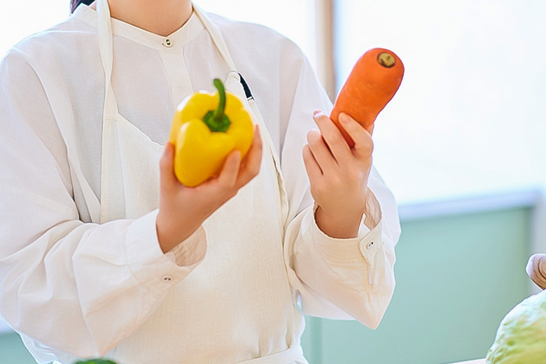 食材を手に取り悩んでいる様子