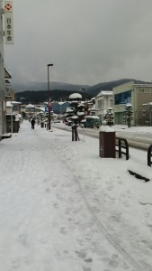 出水駅前も雪景色