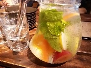 水には野菜や果物が。