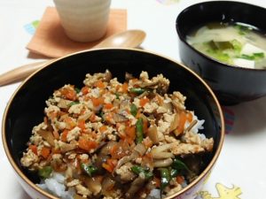 野菜も入れちゃったそぼろ丼